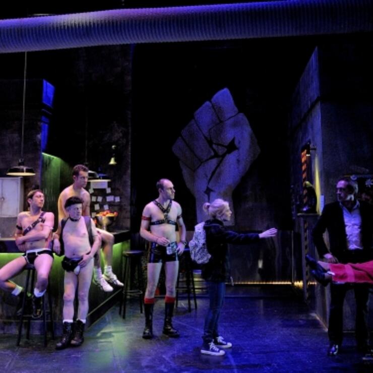 Gang Bang(Obert fins a l'hora de l'Àngelus)